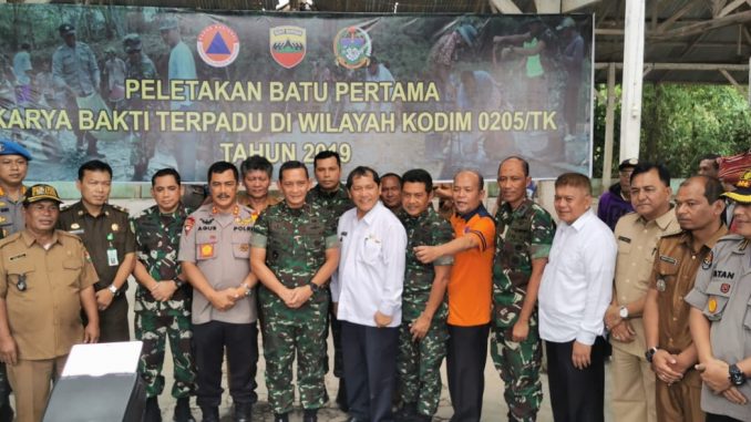 Ket foro :Saat berkumpul Forkopimda propinsi sumut di Kodim 0205/TK, peletakan batu pertama perbaikan rehab jambur di Tiga Pancur sebagai perwakilan dari 5 jambur desa. foto terkelinbukit