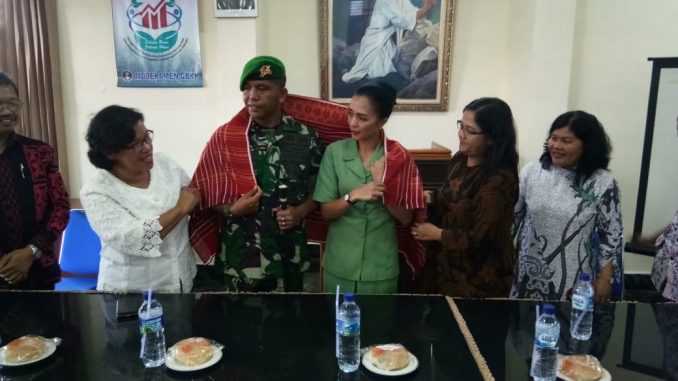 Ket foto : Ketua Moderamen GBKP pendeta Agustinus Purba menerima audensi Danbrigif 7/RR Kolonel Inf Agustatius Sitepu, M.S, saat menyambangi kantor moderamen kabanjahe. foto : terkelinbukit