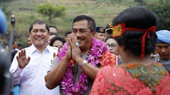 Ket foto : foto bersama "Kapolda Sumut Irjen Pol Drs Agus Andrianto, Ketua DPRD Sumut Baskami Ginting, Bupati Karo Terkelin Brahmana, Kapolres Karo AKBP Benny Remus Hutajulu foto bersama dengan peerwakilan kepala desa se Kecamatan Merek setelah menyerahkan bibit pohon untuk ditanam secara massal di kawasan Danau Toba Tongging. foto terkelinbukit