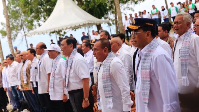 Menko Maritim Luhut Binsar Panjaitan, Menteri Perhubungan Budi Karya Sumadi, Gubernur Sumut Edy Rahmayadi dan seluruh Bupati se-Kawasan Danau Toba.