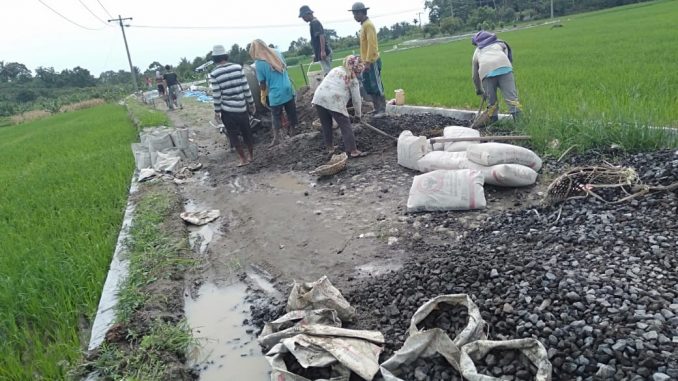 Para pekerja rabat beton di Huta Kataran Dolok Nagori ujung Bondar