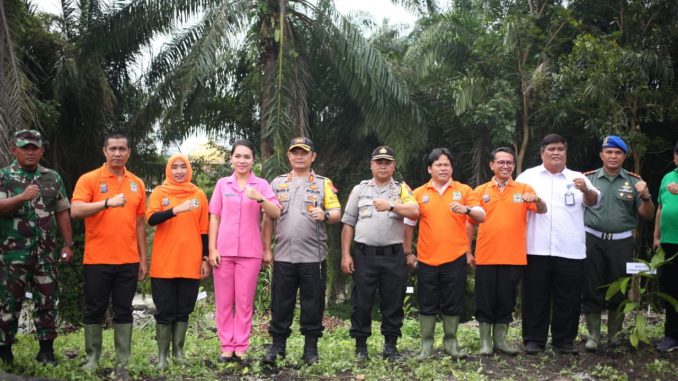 Penanaman Sejuta Pohon di Bantaran Sungai Bah Bolon, Hari Selasa (15/10) dihadiri unsur TNI-Polri, pihak perbankan, pihak Universitas HKBP Nommensen Pematangsiantar, Organisasi Perangkat Daerah (OPD), dan masyarakat.