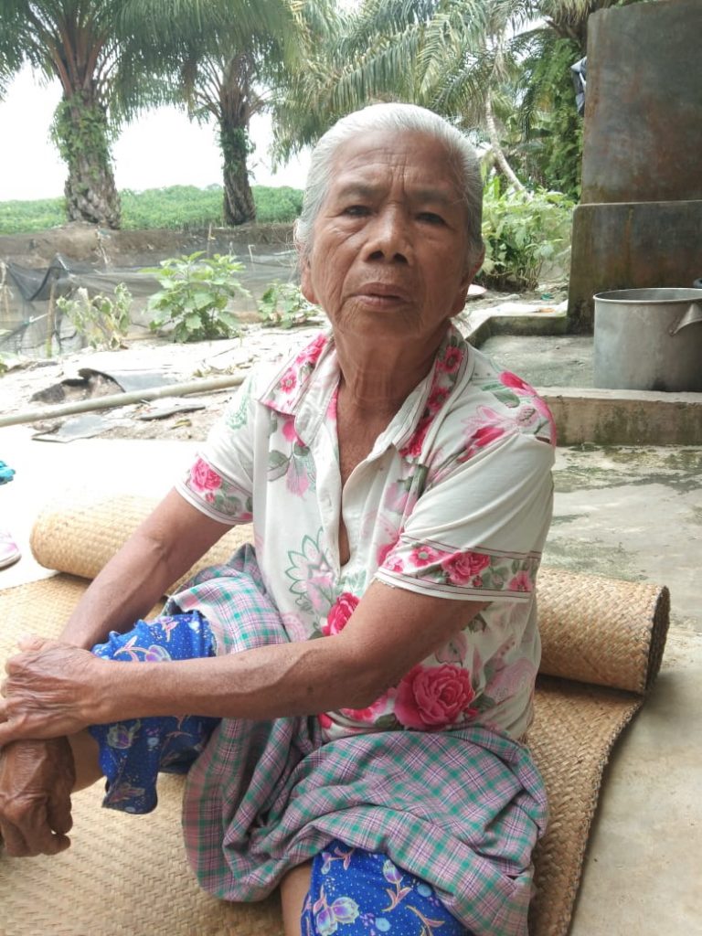 Mutiara Boru Sinurat Saat Memberikan Keterangan Kepada Reporter Media di Huta II Nagori Bandar Pulo Kecamatan Bandar Kabupaten Simalungun tepatnya di Kediaman Rafai Sinaga, salah seorang saksi kejadian.