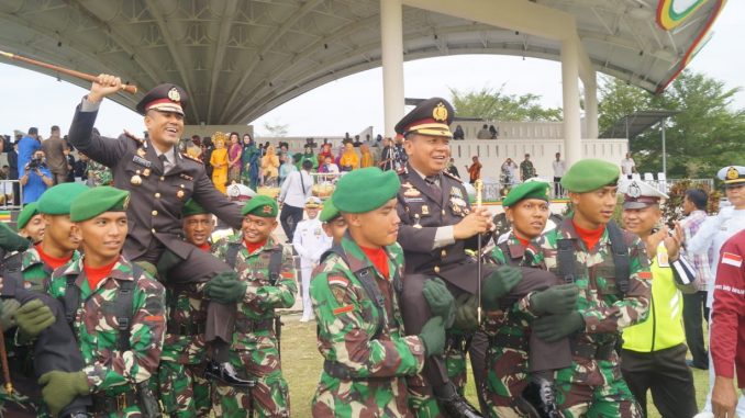 Kapolres Batu Bara AKBP. Robinson Simatupang SH, M.Hum, Kapolres Asahan dan Kapolresta Tanjung Balai digendong dan diusung oleh prajurit TNI dari Bataliyon 126/KC (Kala Cakti)