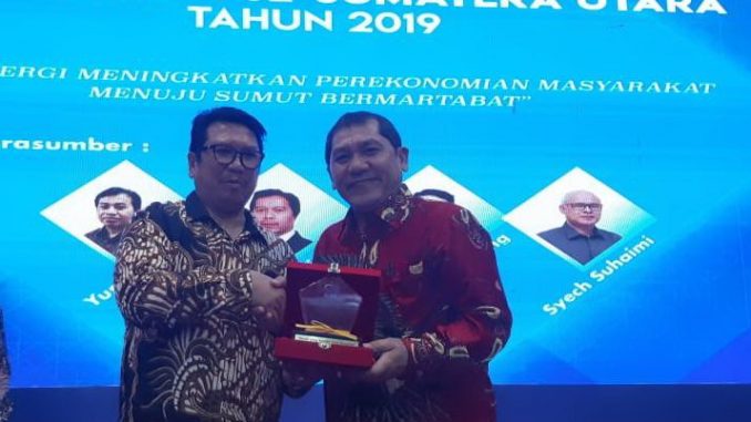 Ket foto : Bupati Karo Terkelin Brahmana, SH menerima penghargaan juara 1 Pemda yang memiliki Desa Unggulan Tingkat Nasional 2019, diserahkan oleh kepala kantor wilayah DJPB Provsu Tiarta Sebayang.foto Ist