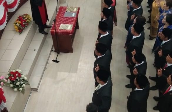 Ket foto : Bupati karo Terkelin Brahmana, SH membacakan kata sambutan gubernur Sumatera Utara Edy Rahmayadi , usai anggota 35 DPRD Karo dilantik oleh Ketua Pengadilan Negeri Kabanjahe,diruang Paripurna DPRD Kab. Karo. foto .terkelinbukit