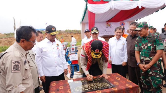 peletakan batu pertama dan penandatanganan prasasti oleh Kepala Badan Nasional Penanggulangan Bencana (BNPB) Republik Indonesia Doni Monardo bersama Gubernur Sumatera Utara (Sumut) Edy Rahmayadi, Jumat (18/10).