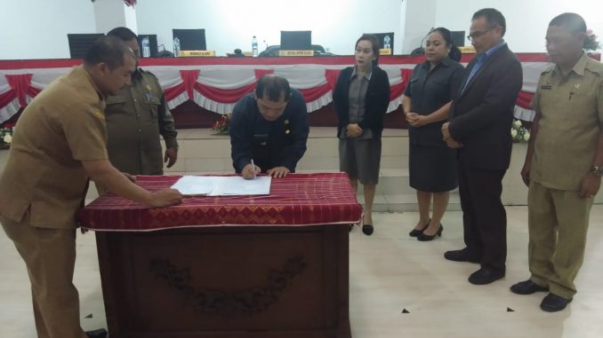 Ket foto :Pemda Karo dilakukan penandatanganan berita acara kesepakatan dengan pimpinan DPRD Karo menjadi Peraturan Daerah (Perda ) tentang APBD T. A. 2020,tepat pada pukul 23.27 WIB. .foto terkelinbukit