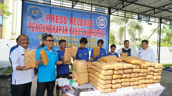 28 Oktober 2019 dalam hal ini Bidang Pemberantasan BNNP SUMUT melaksanakan kegiatan press release pengungkapan tindak pidana narkotika jenis Daun Ganja Kering Sebanyak 143 Kg Jaringan Aceh-pematang Siantar-Lampung