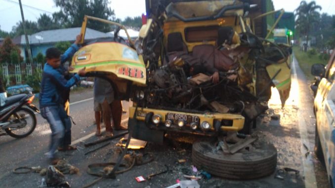 Tabrak Belakang Fuso  Dengan Kecepatan Tinggi Supir dan 