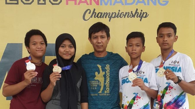 Pelatih Utama Rahmat Taekwondo Academy Beserta ke-4 Atlet Yang meraih Medali Emas