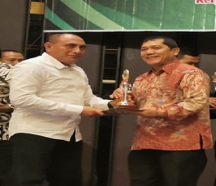 Ket foto : Gubsu Edy Rahmayadi menyerahkan penghargaan kepada Bupati karo Terkelin Brahmana, SH terkait TPID Berprestasi di Hotel polonia Medan. foto (Ist)