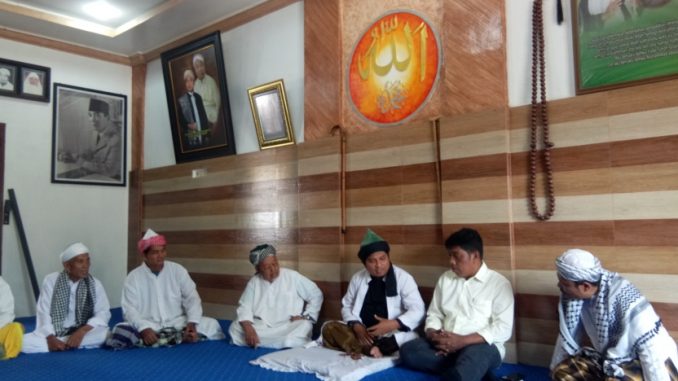 Tumbur Napitupulu SE, pada Kamis (31/10/2019) sekitar pukul 11.00 WIB dengan penampilan dan pribadi yang sederhana mengunjungi Tuan Guru Batak Syekh H.DR Ahmad Sabban el Rahmaniy Rajagukguk MA bin Syekh Al'arif Billah Abdurrahman Rajaguguk QS.