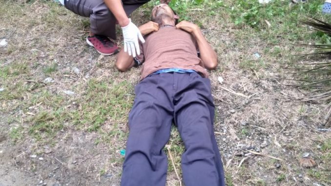 Ket foto:mayat tanpa identitas di temukan di pinggir jalan ,foto terkelinbukit