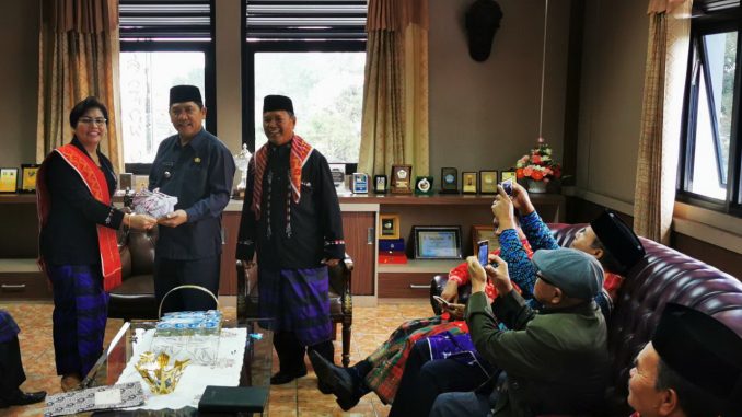 Ket foto : Bupati karo Terkelin Brahmana menerima oleh oleh" cimpa" dari pengurus Lakonta, saat audensi diruang bupati karo. foto terkelinbukit