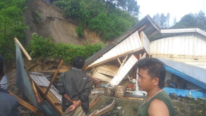 Ket foto : rumah salah satu warga atas nama Jamson Tarigan roboh terkena longsor akibat diguyur hujan lebat dan angin kencang selama berjam jam, di Desa Nagara kec. Merek. foto terkelinbukit.