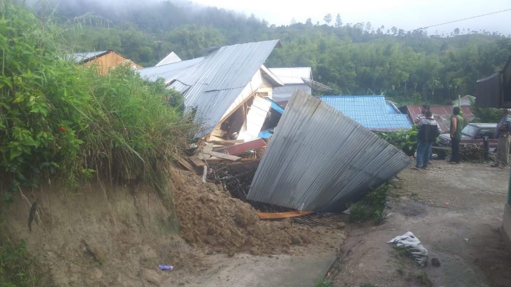 Ket  foto : rumah salah satu warga atas nama  Jamson Tarigan roboh terkena longsor akibat diguyur hujan lebat dan angin kencang  selama berjam jam, di Desa Nagara kec. Merek. foto terkelinbukit.