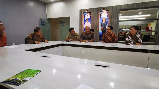 Bupati Karo Terkelin Brahmana Saat Berbincang-Bincang dengan KPK