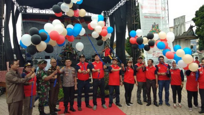 Ket foto : KPUD Karo bersama dengan Forkopimda dan perwakilan KPU Kabupaten tetangga melepas balon simbol dimulainya tahapan Pilkada Karo 2020. foto terkelinbukit