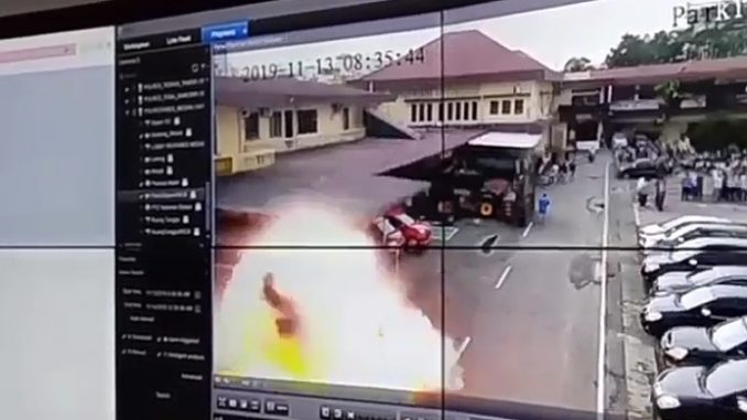 Foto Screeshoot Rekaman CCTV Terjadinya Ledakan di Polrestabes Medan