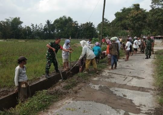 Babinsa Koramil 16 Laguboti dan Dandim 0210 TU Bantu Warga Normalisasi Saluran Irigasi