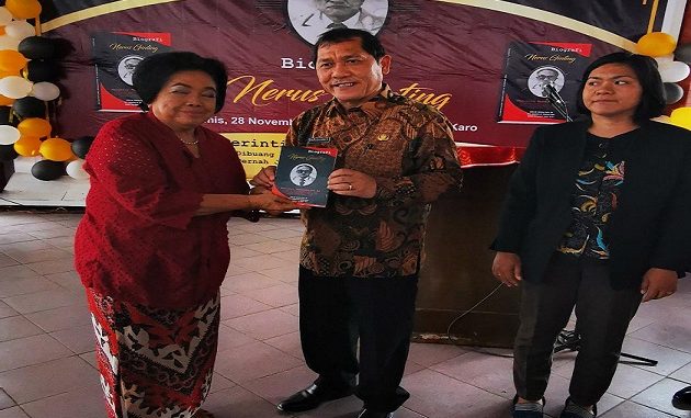 Ket foto : bupati karo Terkelin Brahmana menerima buku biogerafi almarhum Nerus Ginting, yang diserahkan perwakilan dari pihak keluarga. foto terkelinbukit.