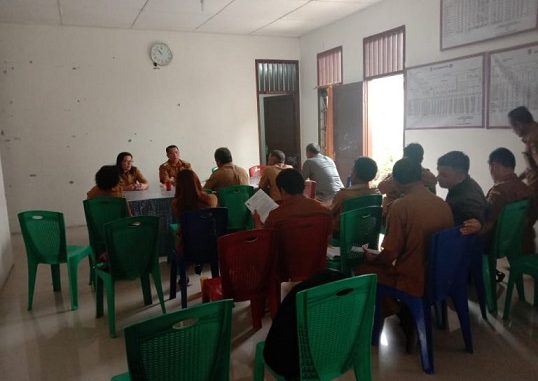 Camat Sigumpar, Jaga Situmorang bersama para Kades se Kecamatan Sigumpar, Selasa (19/11/2019)