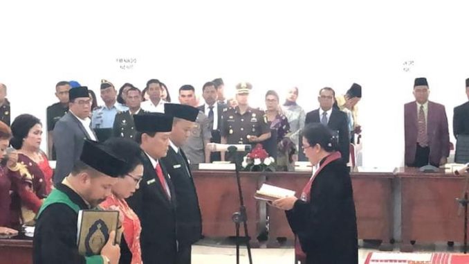 Ket foto: Siraman rohani kepada peminpin DPRD kap karo di saat pengesahan di kab karo, foto terkelinbukit.