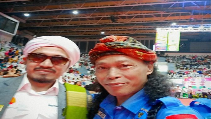 Pembina Pesantren RI 1 Habib Abu Djibril Basyaiban dan Ketua Umum GIAN R. Guntur Eko Widodo memberikan ucapan selamat