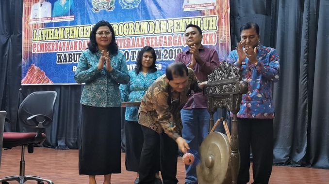 Ket foto bupati karo Terkelin Brahmana melakukan pemukulan Gong tanda pelatihan LP3PKK resmi dibuka, disaksikan oelh ketua TP PKK kab karo Ny Sariati Terkelin Brahmana bersama asisten 1 Drs Suang Karo-karo. foto terkelinbukit.