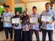 Siswa siswi SMK Negeri 2 Pinggir memberi hadiah kepada wali kelas dan guru lainnya sebagai bentuk apresiasi pengajaran dan didikan guru kepada murid.