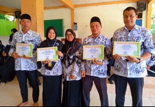 Siswa siswi SMK Negeri 2 Pinggir memberi hadiah kepada wali kelas dan guru lainnya sebagai bentuk apresiasi pengajaran dan didikan guru kepada murid.