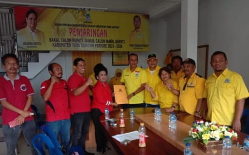 Djodjor Tambunan mantan Ketua DPRD Tobasa ini maju sebagai Balon Bupati Tobasa di dampingi oleh timnya Frederick Tambunan,Fernando Napitupulu,Togi Napitupulu,Jhon Pasaribu dan lainnya saat mengambil formulir pendaftaran di Kantor Golkar, pada Selasa, (12/11/2019)