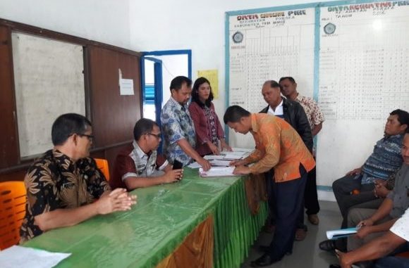 Sertijab Kades Lama ke Kades Baru di Hadapan Camat Porsea Robert Manurung di ruang rapat kantor kecamatan , Jumat pagi (22/11/2019).