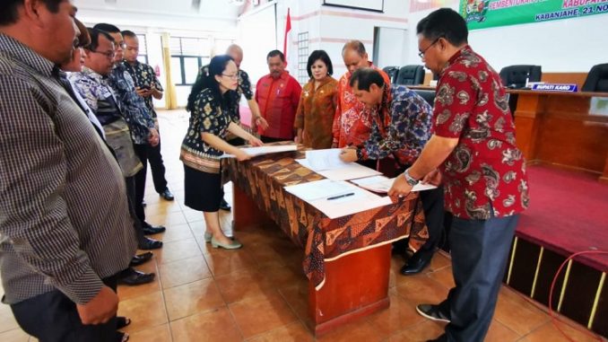 Ket foto :bupati karo Terkelin Brahmana menyaksikan SKPD yang ditunjuk perwakilan dan perangkat desa menandatangani komitmen kontrak kerja inovasi tahun 2019 di ruang Aula kantor bupati. foto terkelinbukit