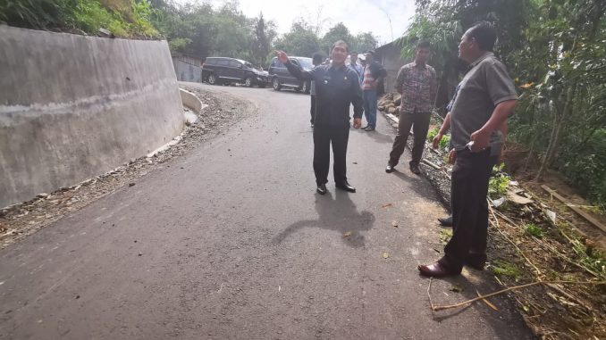 Ket foto : Bupati karo Terkelin Brahmana didampingi Plt PUPR Paksa Tarigan dan warga setempat Ramon sinuhaji tinjau jalan udara - kaliaga tampak hotmix sudah mulus. foto terkelinbukit.