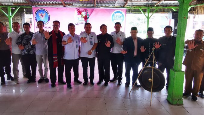 Ket foto : Bupati karo Terkelin Brahmana didampingi Kepala Bidang P2M BNN Provinsi Sumatera Utara Drs. Tuangkus Harianja, MM, dan Kepala BNNK karo AKBP Heppy karo karo melakukan pemukulan Gong desa Bersinar. foto erkelinbukit.