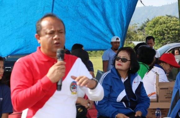 Bupati Toba Darwin Siagian dalam acara senam Germas massal se-Kecamatan Tampahan yang dilaksanakan di Bukit Singgolom, Desa Lintongnihuta Kecamatan Tampahan,Toba Rabu pagi (20/10/2019).