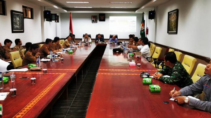 Ket foto : bupati karo Terkelin Brahmana bersama BNPB, BPBD sumut dan Kehutanan provsu dan Forkopimda gelar rapat evaluasi dan langkah langkah percepatan Relokasi tahap III yang sedang kita laksanakan di Siosar juga perambahan Hutan.foto terkelinbukit.