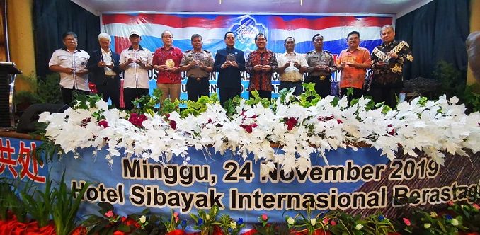 Ket foto : Tokoh dan sesepuh etnis Tionghoa Kabupaten Karo Alex Chandra memberikan apresiasi dan penghargaan kepada, Bupati Karo, Terkelin Brahmana, Eddy Juandi Ketua PSMTI Sumatera Utara periode sebelumnya, Tamin Sukardi yang juga dikenal owner Hotel Internasional Sibayak Berastagi dan juga Taman Simalem Resort yang diwakili keluarganya, Ketua PSMTI Sumut Tongariodjo Angkasa Ginting, Brigjen Pol Ricky Wakano Ginting, Drs Effendy Hansen Ng Sinulingga. foto terkelinbukit