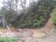 Ket Foto : Tumpukan material longsoran di sekitar Titi Lau Bengarus, Kecamatan Naman Teran, Kabupaten Karo mengganggu pelintas. foto :terkelinbukit.
