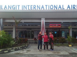 Keberangkatan atlet junior bersama ketua JKI Ludovicus Butar Butar (kanan) Anjas Putra Gurning (tengah) Lamsindak Manurung (kiri)