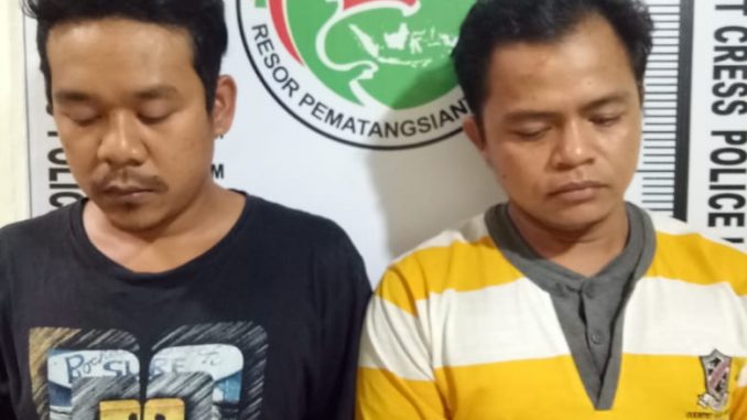 Chairul Amri Batubara alias Datuk (31) dan Bambang Hardiansyah (27), saat ditangkap oleh Satnarkoba Polres Pematangsiantar