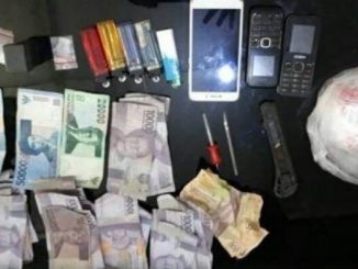 barang bukti berupa 2 bungkus plastik klip kecil transparan berisi serbuk putih diduga sabu sabu, 1 buah pisau cutter, 1 buah bong, kaca pirex, pipet runcing untuk sendok sabu sabu, mancis, kotak plastik kecil warna hitam, handphone, uang hasil penjualan sabu sebesar Rp 390.000 dan plastik klip kecil transparan kosong.