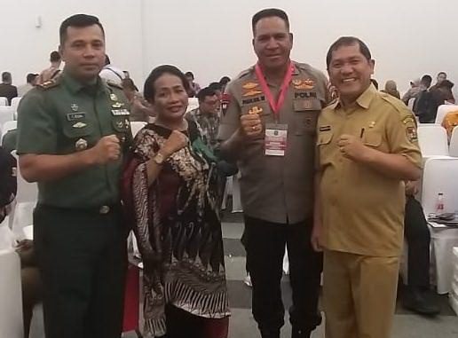 Ket foto : bupati karo Terkelin Brahmana foto bersama kapolda Papua Irjen Pol Paulus Waterpou, Ketua DPRD Karo Iriani Tarigan, Dandim 0205/TK Letkol Inf Taufik Rizal, usai menghadiri acara acara Rakornas Indonesia Maju Pemerintah Pusat dan Forkopimda di Sentul, Jawa Barat. foto Ist