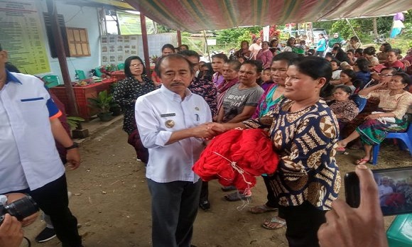 Wakil Bupati Toba Samosir Bapak Hulman Sitorus didampingi Pimpinan PT. Bank Sumut Cabang Balige yang diwakili Azan Maruli Siregar  menyerahkan bantuan Corporate Social Responsibility (CSR) berupa benang untuk para pengrajin ulos di Desa Pintubatu dan Desa Lumbandolok Kecamatan Silaen,