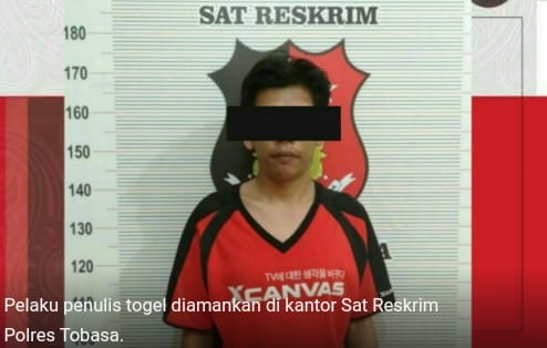 Tersangka yang diamankan A.N Alias E.MP Sirait diduga pelaku tindak pidana perjudian togel, di Wilayah Ajibata tepatnya di jln DI Panjaitan kec Ajibata kab Tobasa