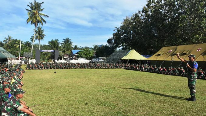 Ket foto : Usai acara pembukaan Kolonel Inf Agustatius Sitepu,M.Si memberikan pengarahan kepada para segenap seluruh peserta latihan Posko II Yonif 125/Smb, dilapangan di Negeri Dolok, Kecamatan Silau Kahean, Kabupaten Simalungun. foto:terkelinbukit