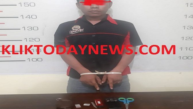 INDRA Lesmana alias Entong (29) di duga bandar narkoba, warga Huta I Simpang Bandar Tinggi Kecamatan Sei Suka Kabupaten Batu Bara di ringkus tim opsnal Polsek Peradangan dari rumah Firman di desa Deras Kecamatan Sei Suka Kabupaten Batu Bara Provinsi Sumatwra Utara, Rabu (11/12) pukul 01.30 Wib.