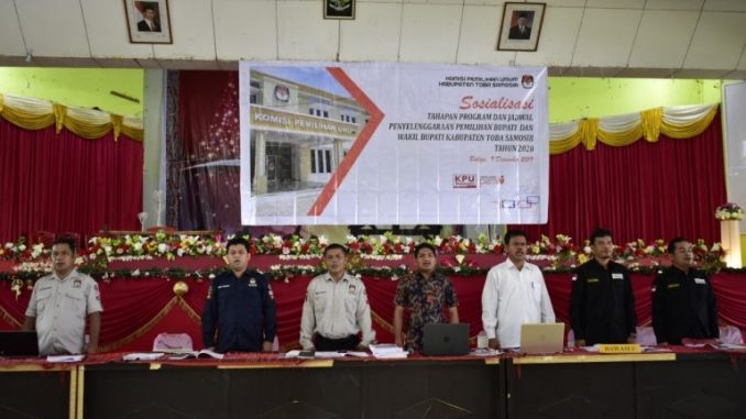 Komisi Pemilihan Umum (KPU ) melaksanakan Sosialisasi dalam rangka Tahapan program dan Jadwal penyelenggaraan Pemilihan Bupati dan Wakil Bupati Kabupaten Toba Samosir 2020, di Aula SMKN 1 Balige, Senin 09 Desember 2019